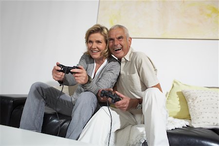 Couple Playing Video Games Foto de stock - Sin royalties Premium, Código: 600-01575673