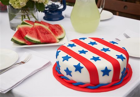Kuchen und Wassermelone auf Tisch Stockbilder - Premium RF Lizenzfrei, Bildnummer: 600-01571892