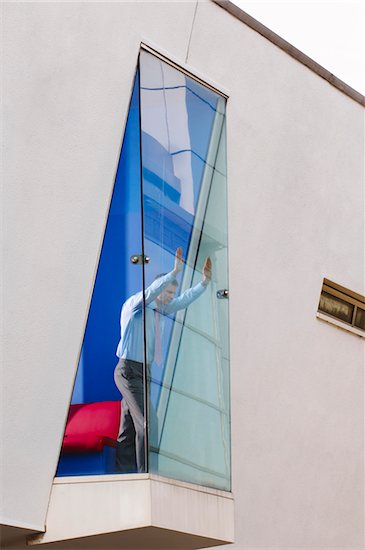 Businessman Looking out Window Photographie de stock - Premium Libres de Droits, Artiste: Masterfile, Le code de l’image : 600-01572053