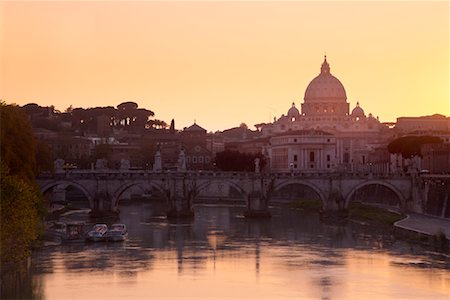 saint paul's cathedral - St Paul's Cathedral and Tiber River, Rome, Italy Foto de stock - Sin royalties Premium, Código: 600-01585758