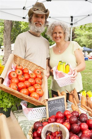 Couple at Farmers Market Photographie de stock - Premium Libres de Droits, Code: 600-01586364