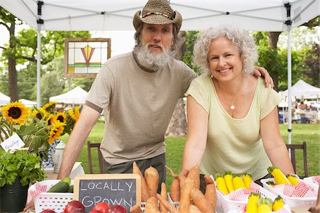 Couple at Farmers Market Photographie de stock - Premium Libres de Droits, Code: 600-01586363