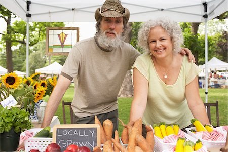 simsearch:873-06441051,k - Couple at Farmers Market Photographie de stock - Premium Libres de Droits, Code: 600-01586363