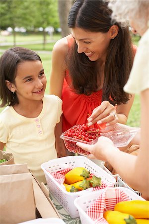 samples supermarket - Mother and Daughter at Farmers Market Stock Photo - Premium Royalty-Free, Code: 600-01586373