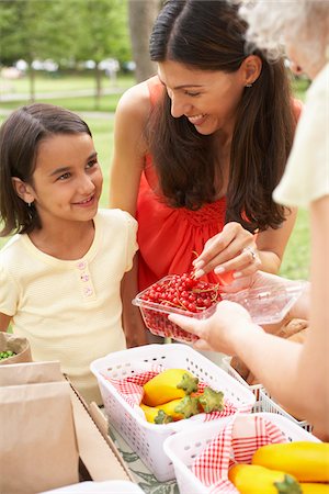 simsearch:873-06441051,k - Mother and Daughter at Farmers Market Photographie de stock - Premium Libres de Droits, Code: 600-01586373