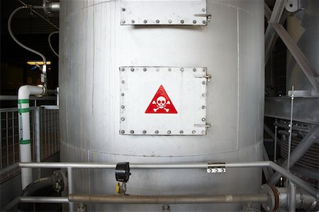 Symbole de danger sur la trappe dans la station d'épuration de l'eau Photographie de stock - Premium Libres de Droits, Code: 600-01582080