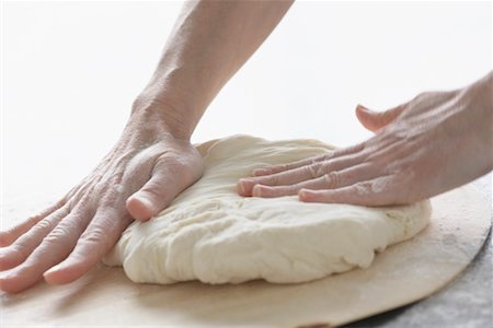 stendere la pasta - Hands Kneading Dough Fotografie stock - Premium Royalty-Free, Codice: 600-01582169