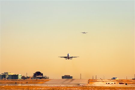 simsearch:600-01223635,k - Airplanes Landing Foto de stock - Royalty Free Premium, Número: 600-01595755