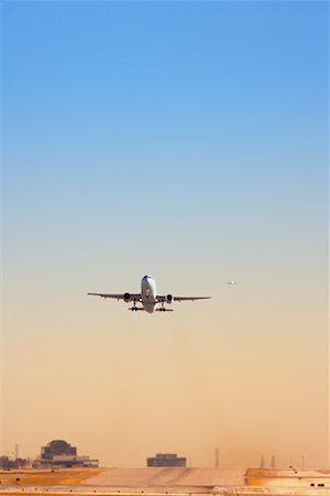 simsearch:600-01223635,k - Airplane Taking Off Foto de stock - Royalty Free Premium, Número: 600-01595752