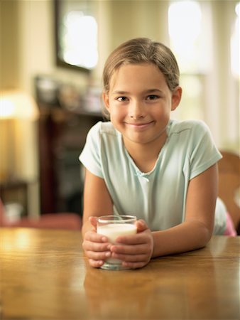 simsearch:600-02289180,k - Little Girl Drinking Milk Foto de stock - Sin royalties Premium, Código: 600-01595776