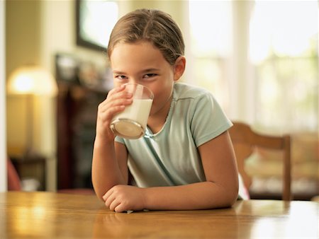 simsearch:600-02289180,k - Little Girl Drinking Milk Foto de stock - Sin royalties Premium, Código: 600-01595777