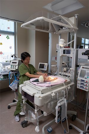 Nurse Practicing with Baby Mannequin Foto de stock - Sin royalties Premium, Código: 600-01595844