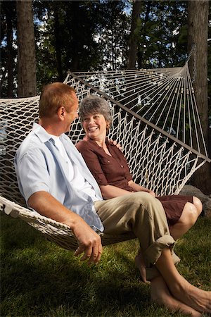 Couple Sitting on Hammock Foto de stock - Sin royalties Premium, Código: 600-01606120