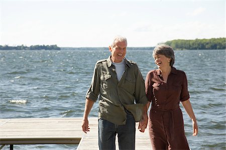 personas mayores solamente - Couple Walking on Dock Foto de stock - Sin royalties Premium, Código: 600-01606136