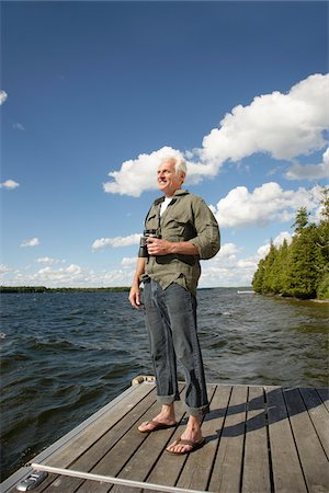 Man with Binoculars by Lake Photographie de stock - Premium Libres de Droits, Code: 600-01606152