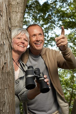 simsearch:600-01606170,k - Couple in Woods with Binoculars Photographie de stock - Premium Libres de Droits, Code: 600-01606166