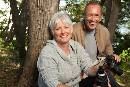 female hiker crouching - Couple in Woods with Binoculars Stock Photo - Premium Royalty-Free, Code: 600-01606168