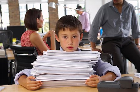 Boy in Office with Stack of Paperwork Foto de stock - Sin royalties Premium, Código: 600-01606441