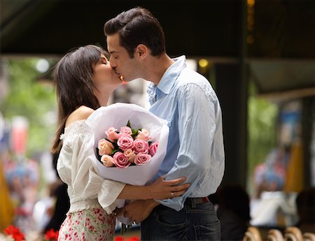 simsearch:640-08089715,k - Couple Kissing Photographie de stock - Premium Libres de Droits, Code: 600-01606532