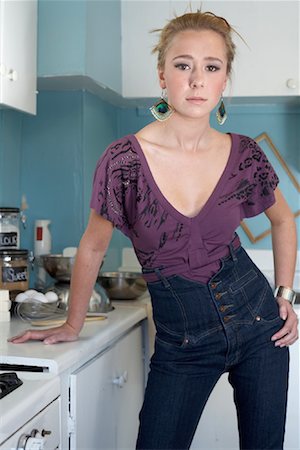 female model jeans photography - Portrait of Young Woman Foto de stock - Sin royalties Premium, Código: 600-01607404
