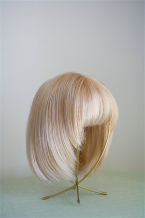 fashion merchandising nobody - Blond Wig on Stand Stock Photo - Premium Royalty-Free, Code: 600-01603898