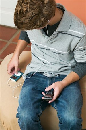 simsearch:600-01616934,k - Teenager hören von Mp3-Player und SMS auf Handy Stockbilder - Premium RF Lizenzfrei, Bildnummer: 600-01603900
