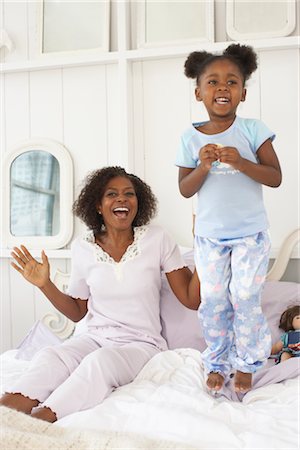 energetic young black people - Mother and Daughter in Bed Foto de stock - Sin royalties Premium, Código: 600-01614063