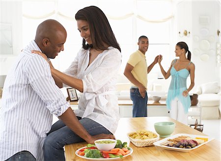 people kitchen island - Couples lors d'une fête Photographie de stock - Premium Libres de Droits, Code: 600-01614102