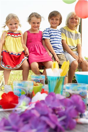 Enfants à la fête d'anniversaire Photographie de stock - Premium Libres de Droits, Code: 600-01614146