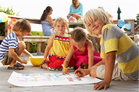 pastel (bâtonnet) - Enfants à la fête d'anniversaire Photographie de stock - Premium Libres de Droits, Code: 600-01614148