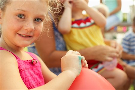 Girl Blowing Up Balloons Foto de stock - Sin royalties Premium, Código: 600-01614152