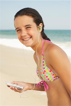 Girl on Beach With Mp3 Player Foto de stock - Sin royalties Premium, Código: 600-01614177