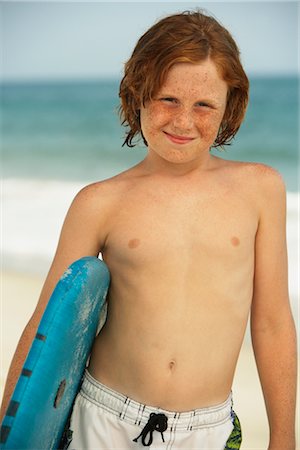 pectoraux - Portrait de garçon sur la plage Photographie de stock - Premium Libres de Droits, Code: 600-01614215