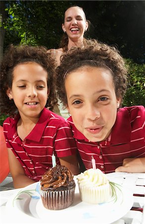 Girl Blowing out Birthday Candle Foto de stock - Sin royalties Premium, Código: 600-01614236