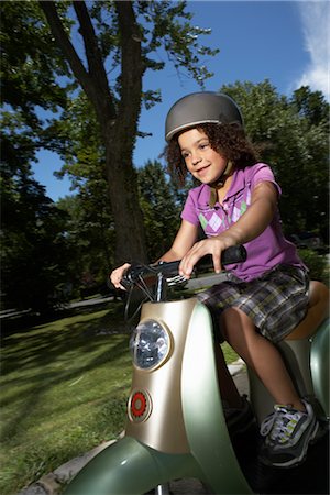 Girl Riding Scooter Foto de stock - Sin royalties Premium, Código: 600-01614260