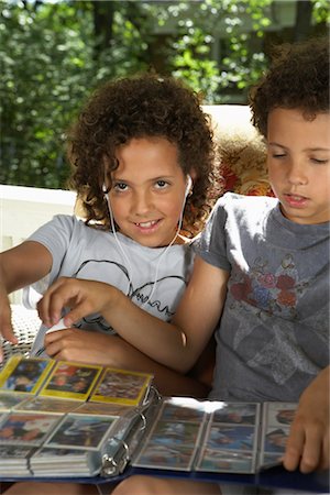 portrait girl masterfile - Sisters Looking at Playing Cards Stock Photo - Premium Royalty-Free, Code: 600-01614272