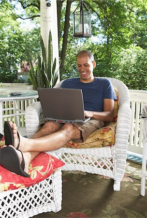 sole of shoe - Man Sitting on Porch using Laptop Computer Foto de stock - Sin royalties Premium, Código: 600-01614300