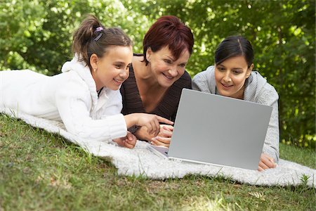 simsearch:600-02071451,k - Grandmother, Mother and Daughter Outdoors Foto de stock - Royalty Free Premium, Número: 600-01614787