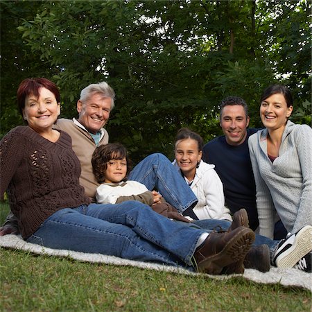 simsearch:600-01614799,k - Portrait of Family Outdoors Fotografie stock - Premium Royalty-Free, Codice: 600-01614798