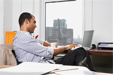 people looking at computer screen - Businessman Using Laptop Stock Photo - Premium Royalty-Free, Code: 600-01614971