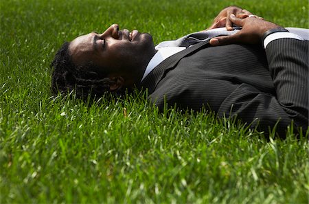 Businessman Lying in the Grass Foto de stock - Sin royalties Premium, Código: 600-01615295