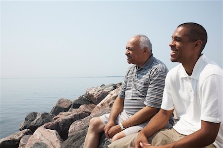 Père et fils sur les rochers de l'eau Photographie de stock - Premium Libres de Droits, Code: 600-01616606