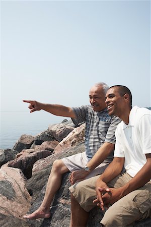 Père et fils sur les rochers de l'eau Photographie de stock - Premium Libres de Droits, Code: 600-01616608