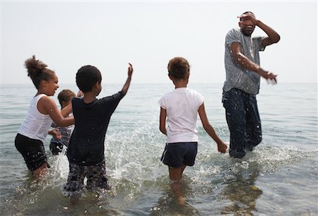Children Splashing Man in Lake Foto de stock - Sin royalties Premium, Código: 600-01616615