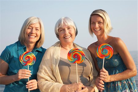 simsearch:600-01593569,k - Portrait of Women with Lollipops Fotografie stock - Premium Royalty-Free, Codice: 600-01616652