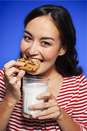 Woman Eating Cookies and Milk Foto de stock - Sin royalties Premium, Código: 600-01613534