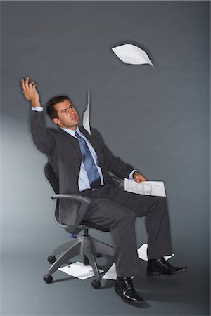 futility - Frustrated Businessman Throwing Documents in Air Foto de stock - Sin royalties Premium, Código: 600-01613625