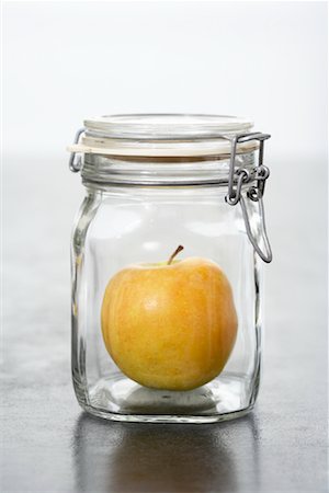 simsearch:600-01630146,k - Apple in Jar Foto de stock - Royalty Free Premium, Número: 600-01630165