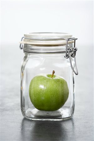 simsearch:600-01630171,k - Apple in Jar Foto de stock - Royalty Free Premium, Número: 600-01630163