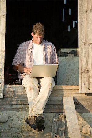 farmer with computer - Agriculteur à l'aide d'ordinateur portable Photographie de stock - Premium Libres de Droits, Code: 600-01632717